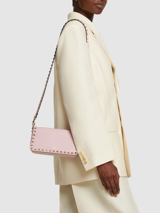 Valentino Garavani: Petit sac porté épaule en cuir Rockstud - Water Lilac - women_1 | Luisa Via Roma