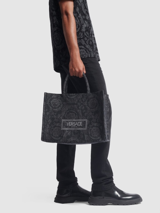 Versace: Große Tasche aus Barocco-Jacquard-Canvas - Schwarz - men_1 | Luisa Via Roma