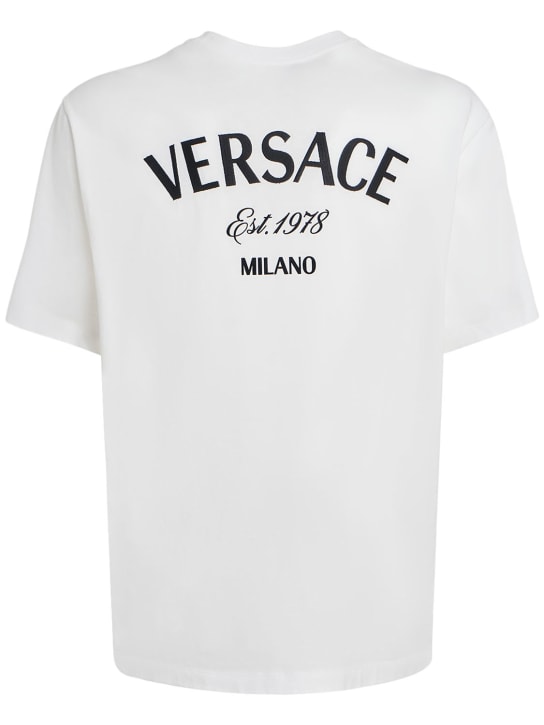 Versace: T-shirt in cotone con ricamo logo - Bianco - men_0 | Luisa Via Roma
