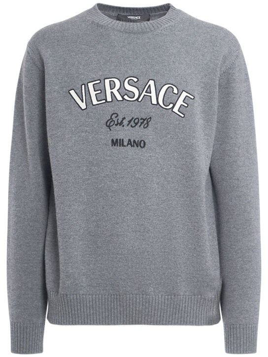 Versace: Pull-over en laine à logo brodé - Gris Moyen - men_0 | Luisa Via Roma