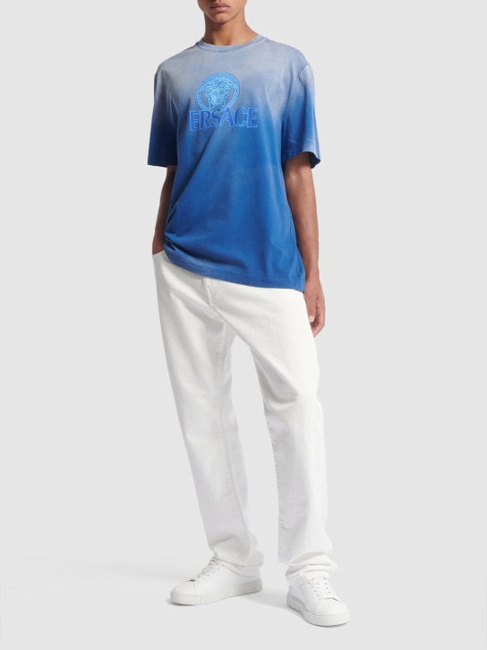 Versace: T-Shirt aus Baumwolljersey mit Logodruck - Königsblau - men_1 | Luisa Via Roma