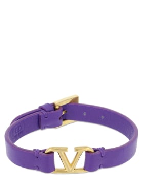 Valentino Garavani: V logo leather belt bracelet - Electric Violet - women_0 | Luisa Via Roma