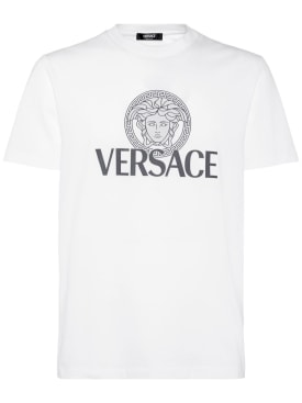 Versace: T-shirt in jersey di cotone con logo - Optical W - men_0 | Luisa Via Roma