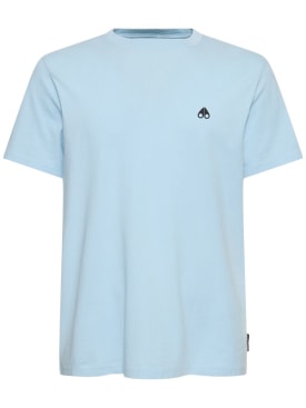 Moose Knuckles: Camiseta de algodón - Light Blue - men_0 | Luisa Via Roma