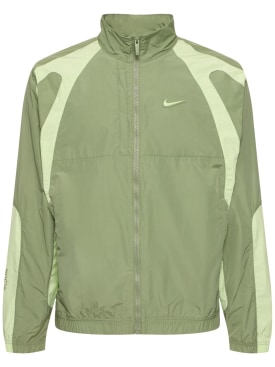 Nike: Gewebte Trainingsjacke „Nocta“ - Oil Green/Lime - men_0 | Luisa Via Roma