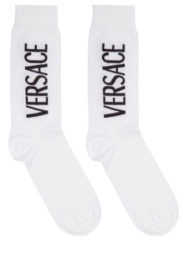 Versace: Chaussettes en coton mélangé à logo - Blanc/Noir - men_0 | Luisa Via Roma