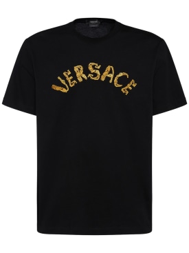 Versace: Camiseta de algodón con logo - Negro - men_0 | Luisa Via Roma