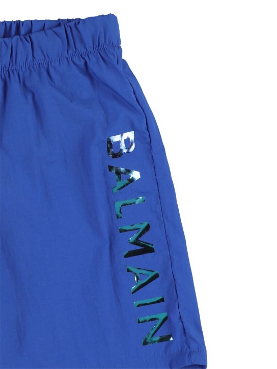 Balmain: Bañador shorts de nylon con logo estampado - kids-boys_1 | Luisa Via Roma