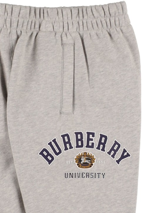 Burberry: Pantalon de survêtement en coton imprimé logo - Gris - kids-boys_1 | Luisa Via Roma