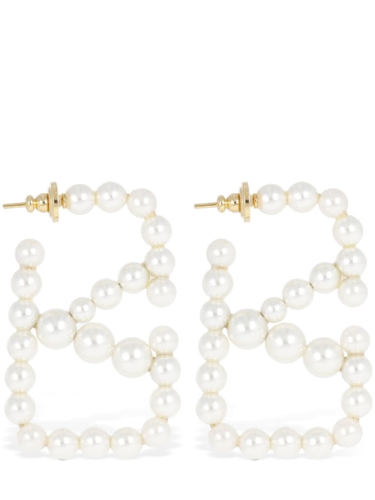 Valentino Garavani: Boucles d’oreilles en fausses perles V Logo - Blanc/Or - women_0 | Luisa Via Roma
