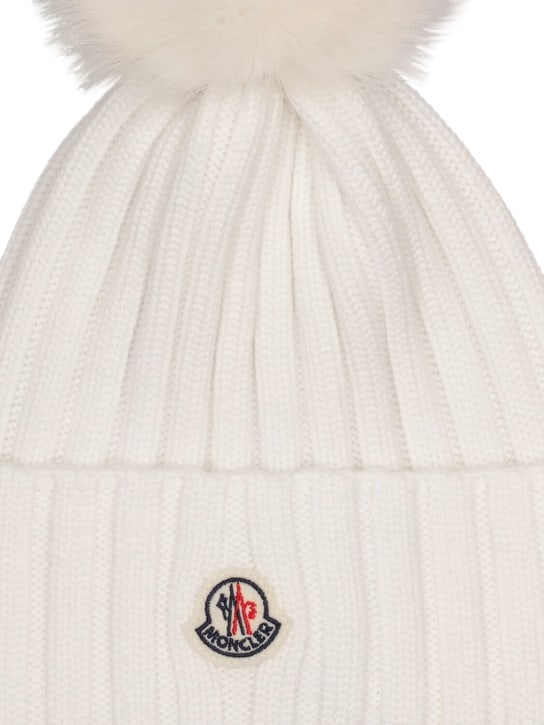 Moncler: Cappello beanie in lana tricot con logo - Natural - women_1 | Luisa Via Roma