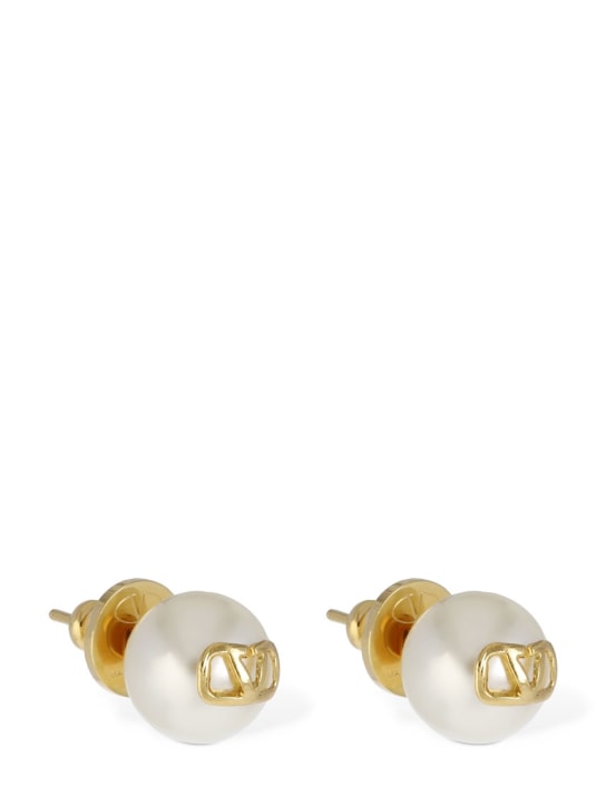 Valentino Garavani: V logo signature faux pearl earrings - Weiß/Gold - men_0 | Luisa Via Roma