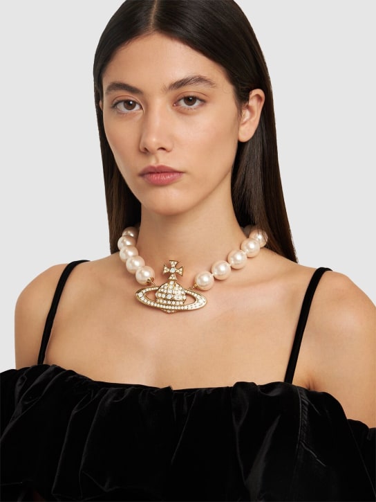 Vivienne Westwood: Halskette mit Perlenimitat „Neysa“ - Creme/Gold - women_1 | Luisa Via Roma
