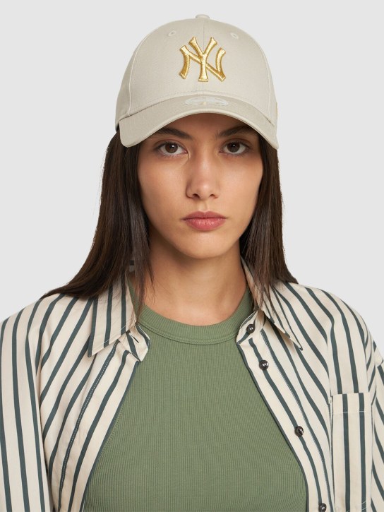 New Era: Female logo 9Forty NY Yankees CAP - Beige/Gold - women_1 | Luisa Via Roma