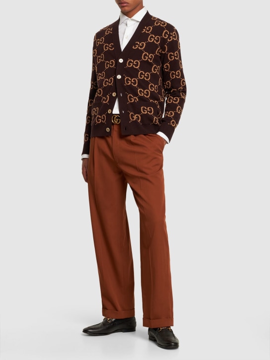 Gucci: Cardigan en maille de laine GG - Bordeaux/Camel - men_1 | Luisa Via Roma