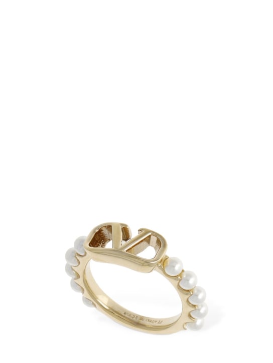 Valentino Garavani: V logo signature faux pearl ring - White/Gold - women_0 | Luisa Via Roma