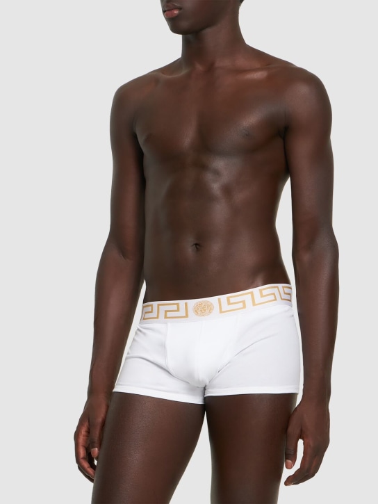 Versace: Greca弹力棉质平角内裤3条套装 - 白色/金色 - men_1 | Luisa Via Roma