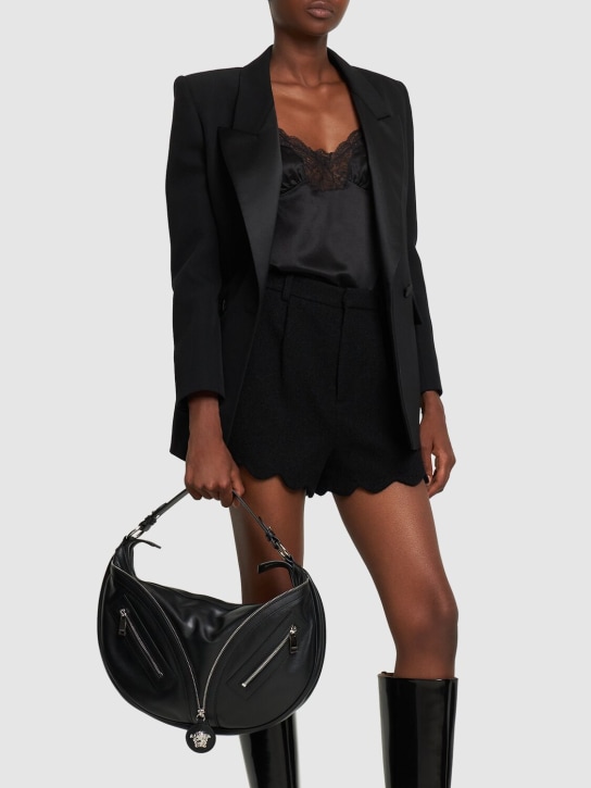 Versace: Repeat中号光滑皮革单肩包 - 黑色 - women_1 | Luisa Via Roma