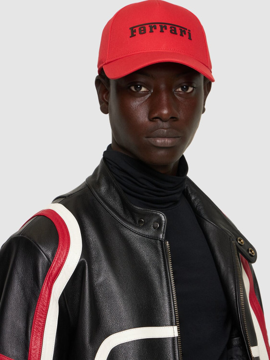 Ferrari: Gorra de baseball de sarga de algodón con logo - Rojo/Negro - men_1 | Luisa Via Roma