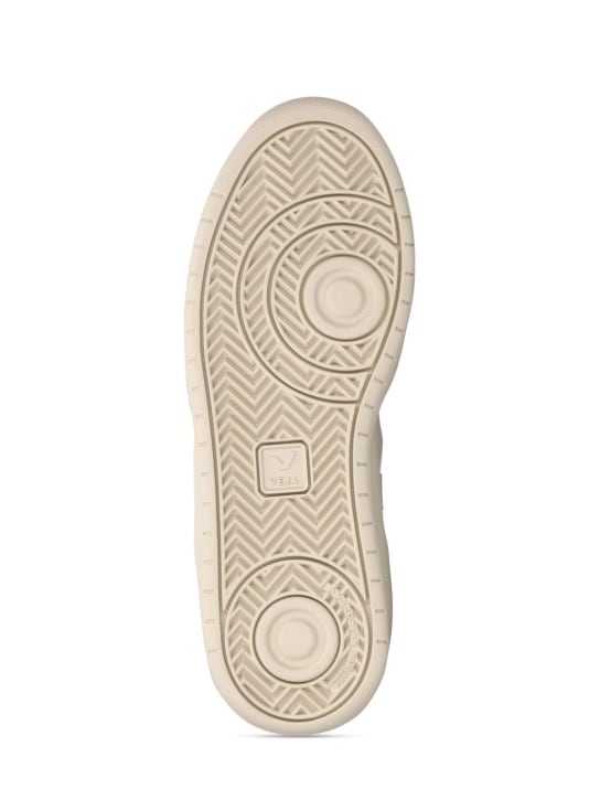 Veja: V-10 sneakers - White/Natural/Pearl - men_4 | Luisa Via Roma