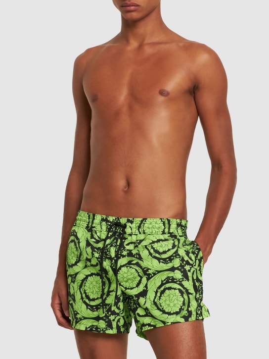 Versace: Bañador shorts de nylon estampado - Verde - men_1 | Luisa Via Roma