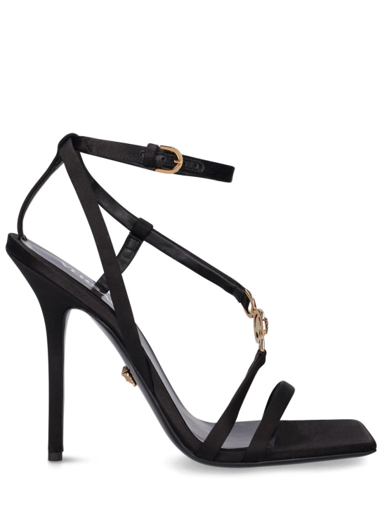 Versace: 110mm hohe Sandaletten aus Satin - 1b00v-black-ver - women_0 | Luisa Via Roma