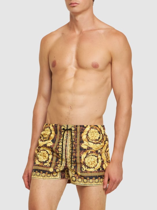 Versace: Bañador shorts de nylon estampado - Caramelo - men_1 | Luisa Via Roma