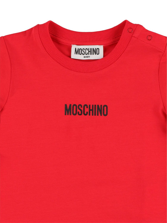 Moschino: コットンジャージーTシャツ＆デニムオーバーオール - レッド - kids-boys_1 | Luisa Via Roma