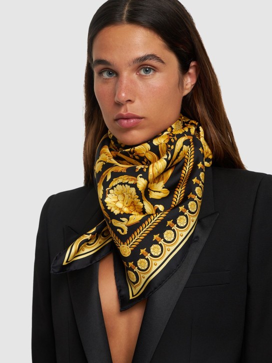 Versace: 印花真丝丝巾 - 黑色/金色 - women_1 | Luisa Via Roma