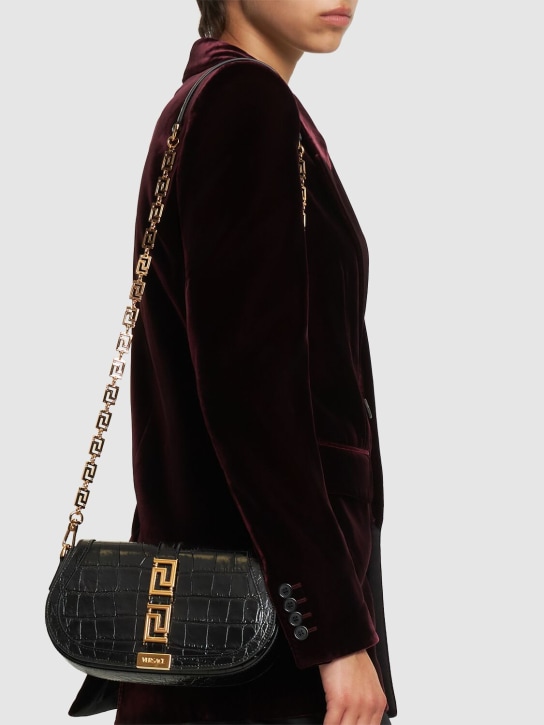Versace: 中号鳄鱼压纹皮革手提包 - 黑色 - women_1 | Luisa Via Roma
