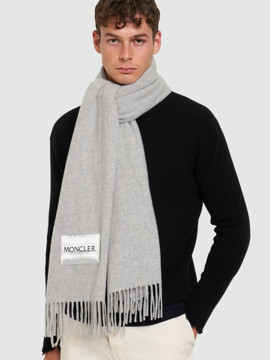 Moncler: Sciarpa in lana con logo - Grigio - men_1 | Luisa Via Roma