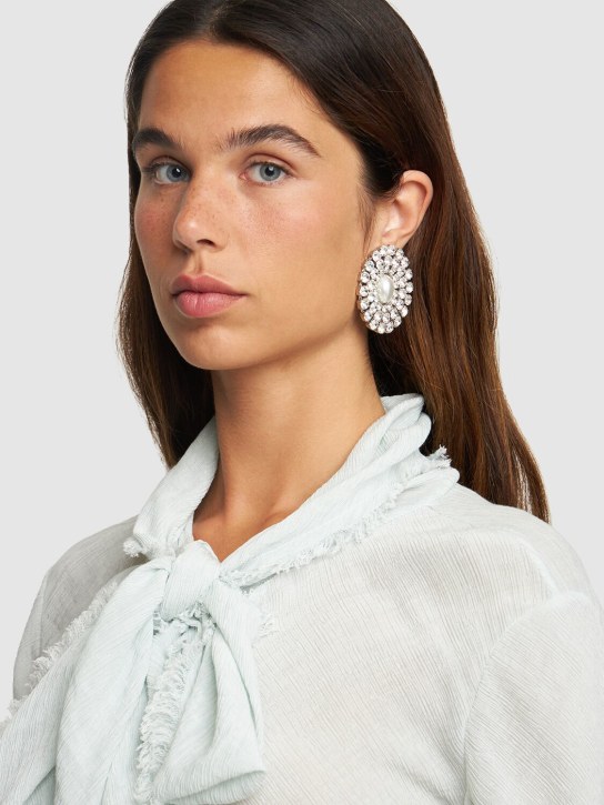 Alessandra Rich: 珍珠装饰椭圆水晶耳环 - 银色 - women_1 | Luisa Via Roma