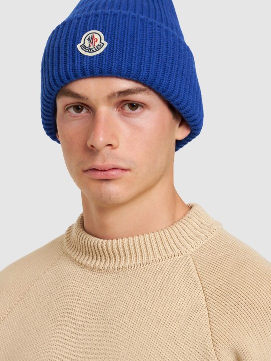 Moncler: Cappello beanie in cashmere e lana - Blu Acceso - men_1 | Luisa Via Roma