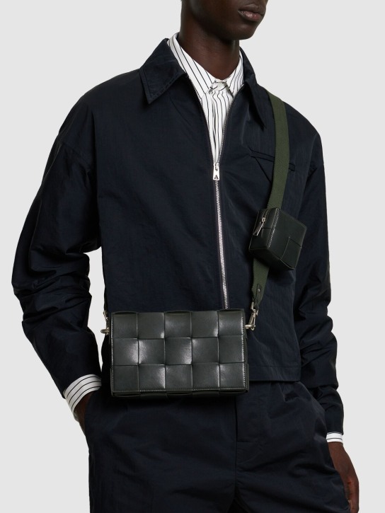Bottega Veneta: Medium Intreccio leather crossbody bag - Koyu Yeşil - men_1 | Luisa Via Roma