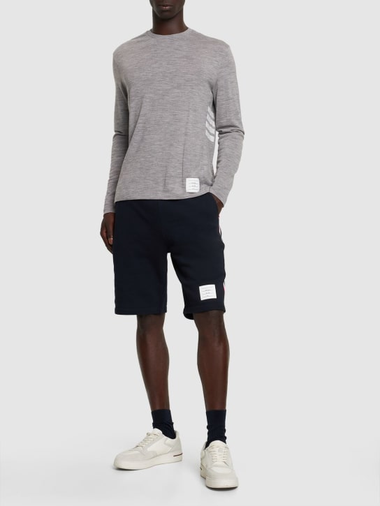 Thom Browne: Shorts de felpa de algodón con parche con logo - men_1 | Luisa Via Roma