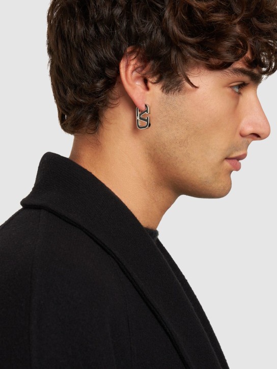 Valentino Garavani: Ear cuff individual con logo V - Negro - men_1 | Luisa Via Roma