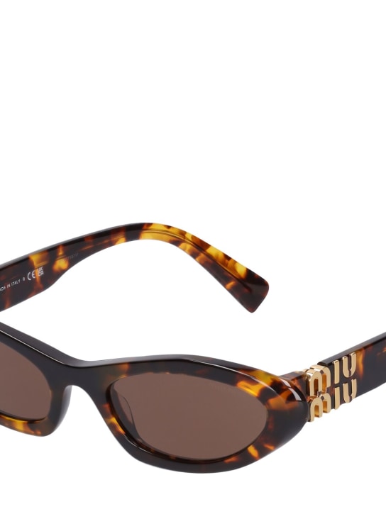 Miu Miu: Occhiali da sole cat-eye in acetato - Marrone - women_3 | Luisa Via Roma