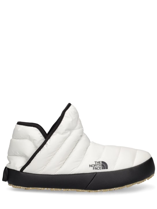 The North Face: Thermoball traction puffer booties - Beyaz - women_0 | Luisa Via Roma