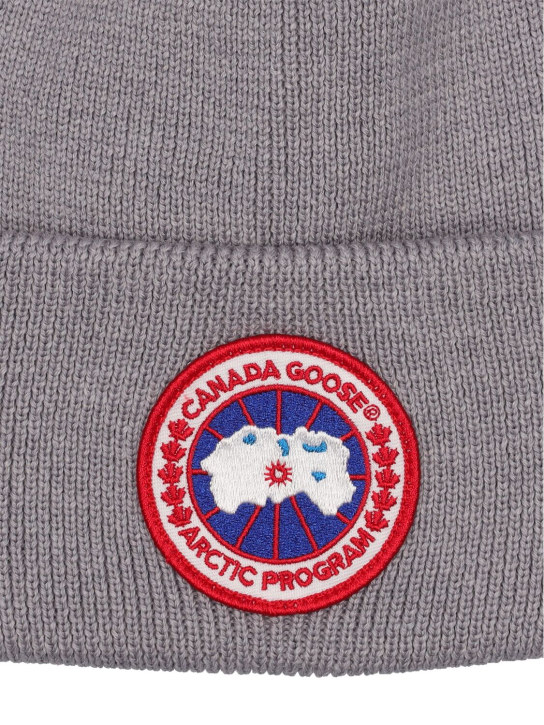 Canada Goose: Bonnet en laine Artic Disc - women_1 | Luisa Via Roma