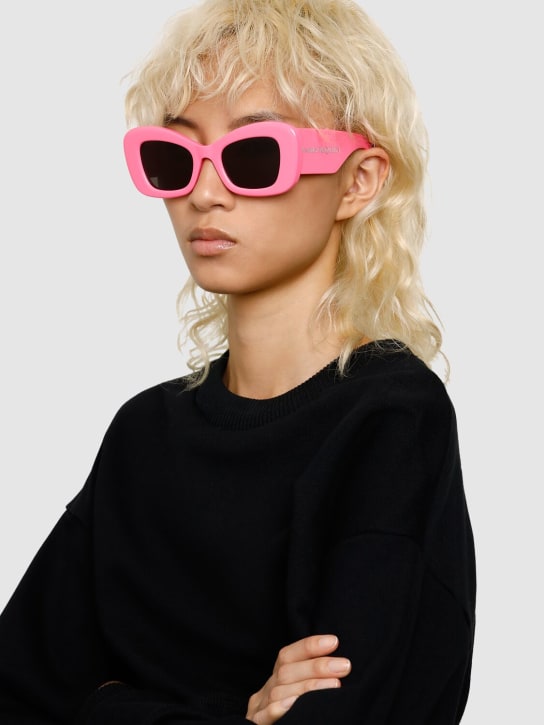 Alexander McQueen: Gafas de sol AM0434S de acetato - Rosa - women_1 | Luisa Via Roma