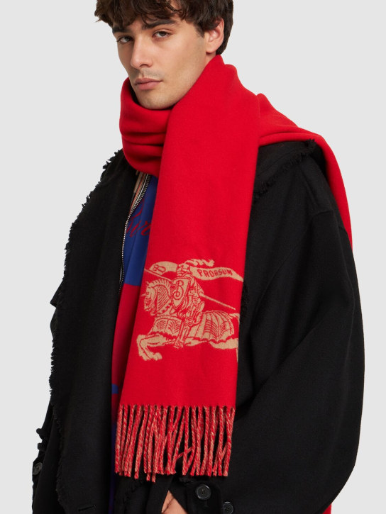 Burberry: Écharpe en cachemire bicolore à logo - Beige/Rouge - men_1 | Luisa Via Roma