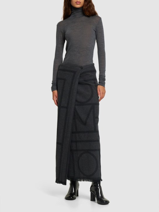 Toteme: Sarong en laine à monogramme - Gris - women_1 | Luisa Via Roma