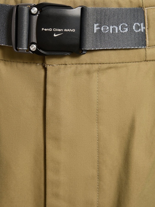 Nike: Pantalon cargo en coton Feng Chen Wang - Kaki/Noir - women_1 | Luisa Via Roma