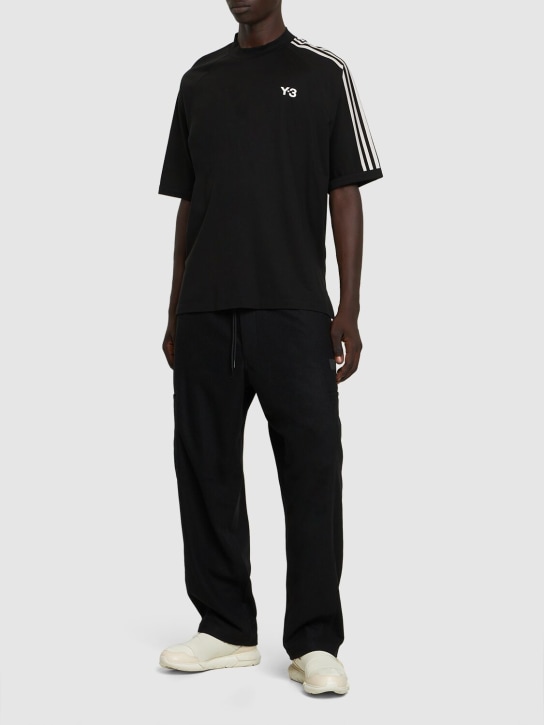 Y-3: T-Shirt aus Baumwolle mit Streifen- und Logodruck - Black/Owhite - men_1 | Luisa Via Roma