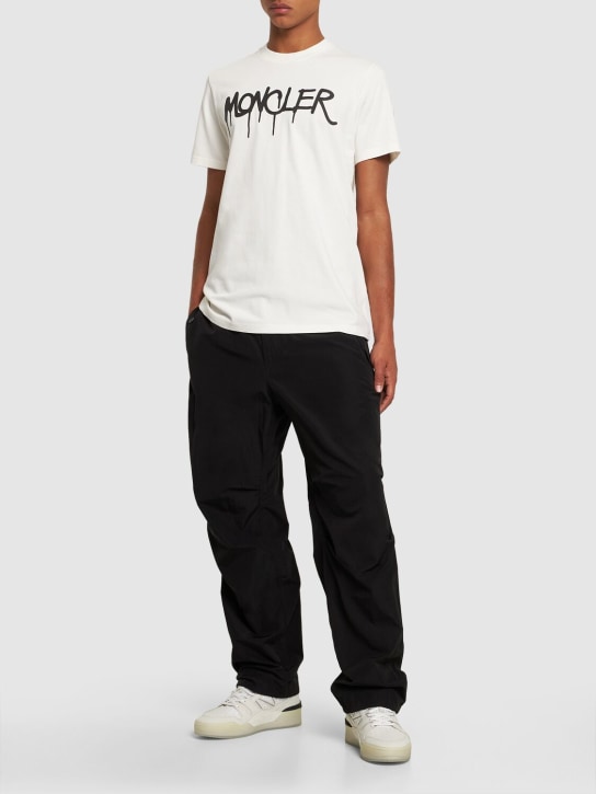 Moncler: T-shirt en coton épais détail logo - Blanc - men_1 | Luisa Via Roma