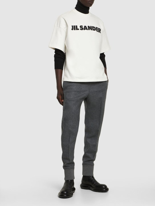 Jil Sander: T-shirt in cotone con logo - Porcellana - men_1 | Luisa Via Roma