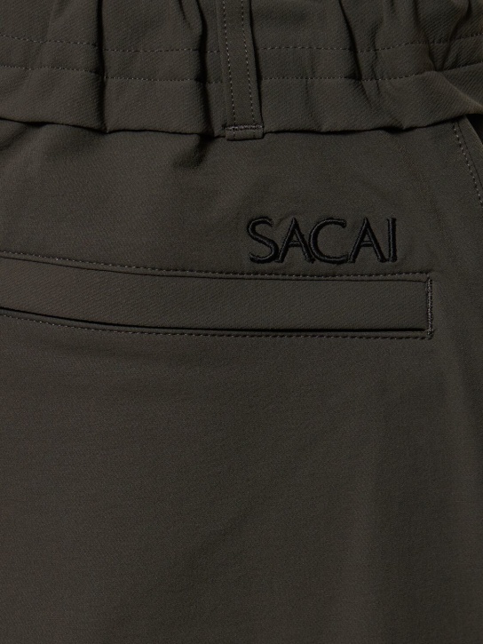 Sacai: Pantalones de nylon stretch repelentes al agua - Caqui - men_1 | Luisa Via Roma