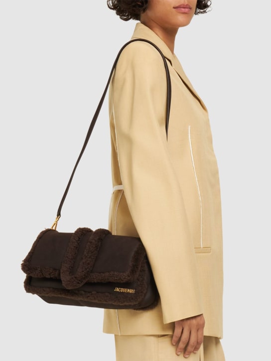 Jacquemus: Le Bambimou Doux leather shoulder bag - Koyu Kahverengi - women_1 | Luisa Via Roma