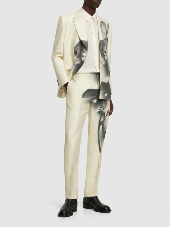 Alexander McQueen: Viskose-Zigarettenhose mit Orchideendruck - Putty/Black - men_1 | Luisa Via Roma