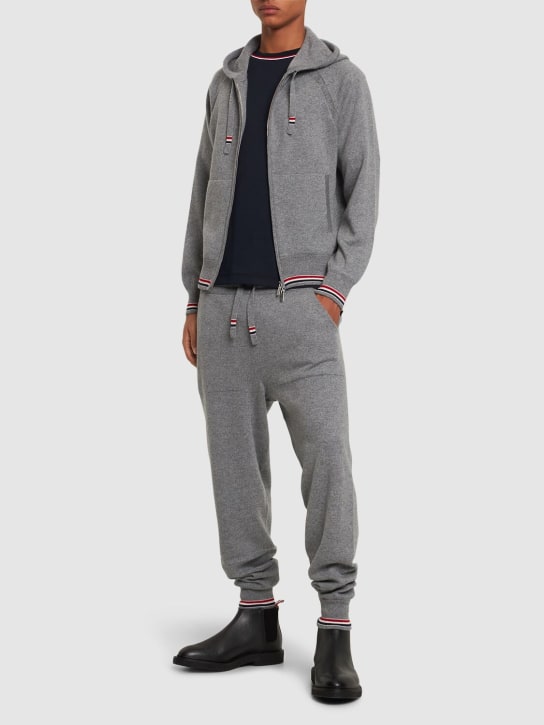 Thom Browne: Pantalones deportivos de jersey de cashmere - Lt Grey - men_1 | Luisa Via Roma